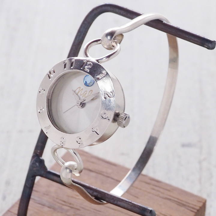 シンプルなバングルタイプのシルバー製腕時計…渡辺工房“Silver Armlet ...