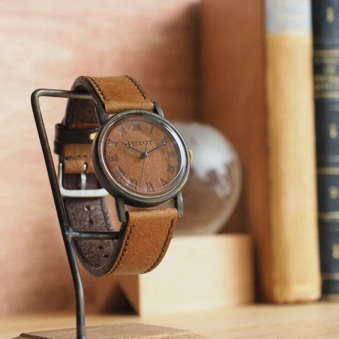 イタリア製の革で作られた文字盤がレトロでクールな手作り腕時計