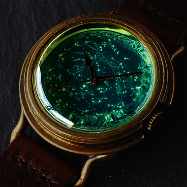 アンティークな星座早見盤が文字盤に描かれた星空の腕時計。小さな宇宙